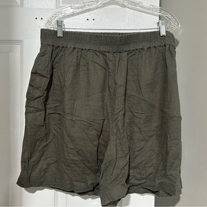 Universal Standard Linen Shorts in Olive